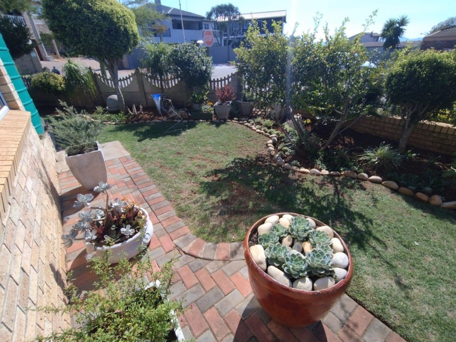 5 Bedroom Property for Sale in Wavecrest Eastern Cape